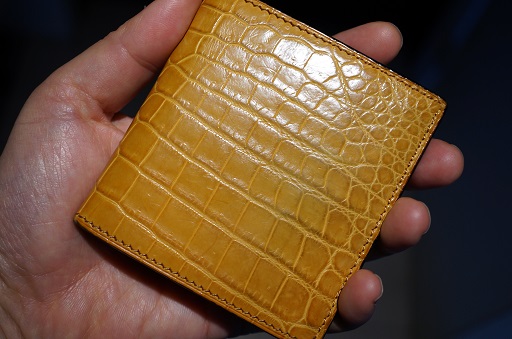 新しく着き 万双のクロコダイルミニ財布(キャメル)です。 折り財布